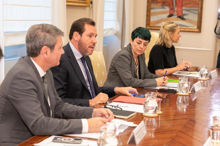 Óscar Puente acuerda la creación de una Comisión Política con la Generalitat para avanzar en el traspaso de Rodalies