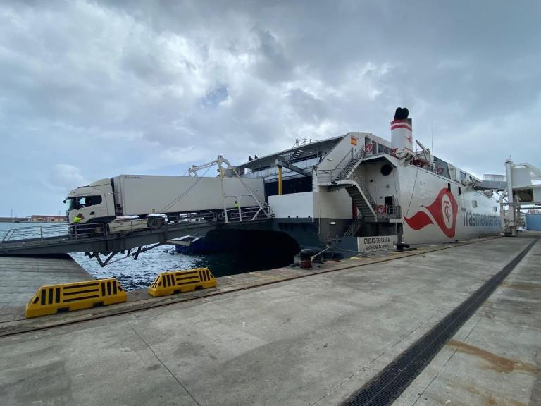 El Gobierno aprueba nuevas ayudas al transporte marítimo y aéreo de mercancías con origen o destino en Ceuta y Melilla
