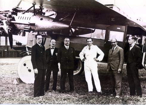 Foto de pasajeros y tripulación junto a un Fokker F.VII de CLASA