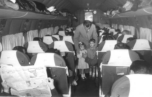 Interior del DC-4 con niños
